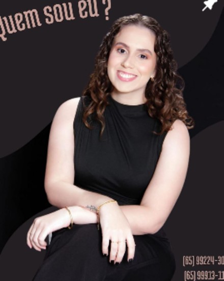 Ana sentada, de vestido preto, sorrindo sobre fundo escuro com o título Quem sou eu